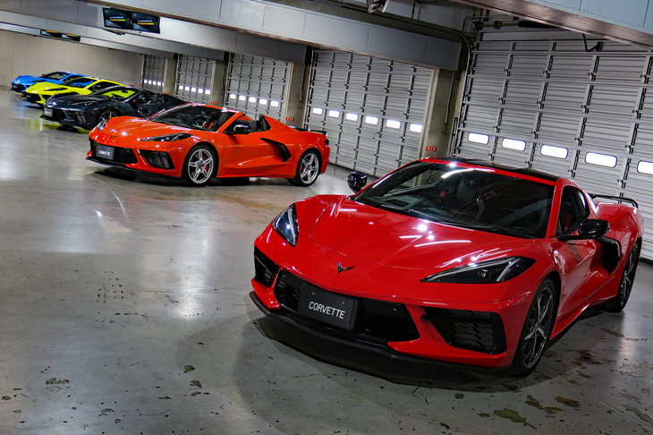 新型「シボレー・コルベット」と「コルベット コンバーチブル」。