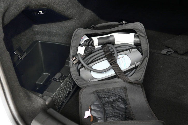 トランクルームの左端には、純正の充電ケーブル（写真）がおさまる。