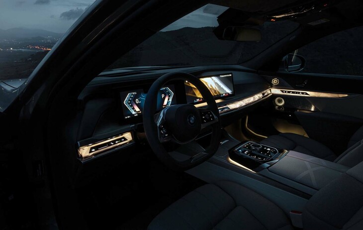 BMW i7 xDrive60（夜間のインテリアの様子）