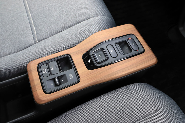 「ホンダe」のセンターコンソール。操作ミスを防ぐため、シフトセレクターはボタンごとに操作方法や押す向き、ボタンの形状が異なっている。