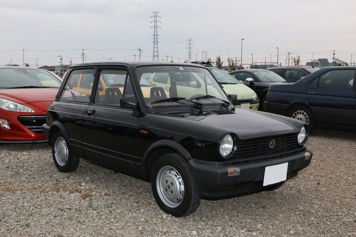 珍しい「アウトビアンキA112」。状態はかなり良さそうで、リアガラスには「FIAT INPORTED BY JAX」のステッカーが残っていた。