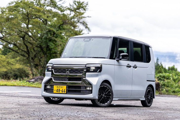 2026年7月17日に発売された「ホンダN-BOX」のマイナーチェンジモデル。今回は迫力と力強さを表現したというエクステリアデザインが目を引く「N-BOXカスタム ターボ コーディネートスタイル2トーン」に試乗した。車両本体価格は265万8700円。