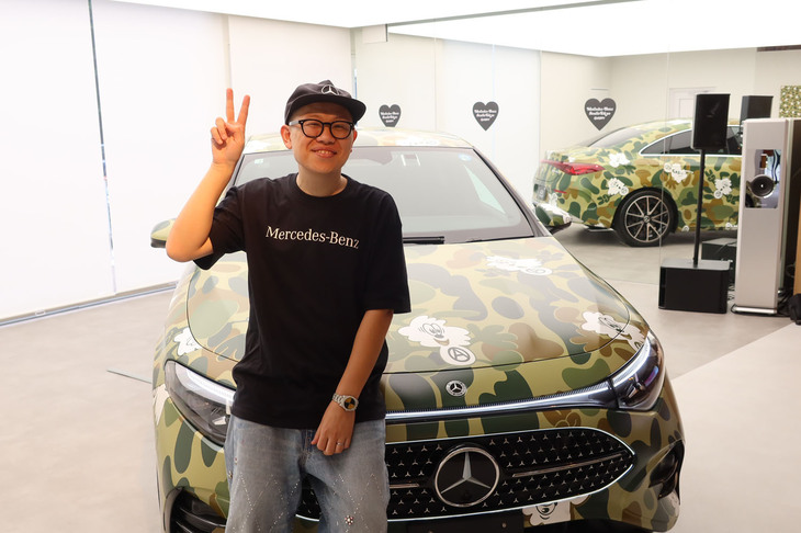 VERDY氏と、新型「CLA」のアートカー。次世代のメルセデスを担う同モデルには、オリジナルキャラクター「VICK（ヴィック）」があしらわれている。