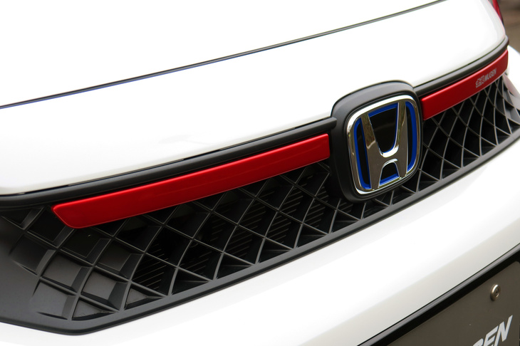 ホンダ・フィットe：HEV RS 無限パーツ装着車（フロントグリルガーニッシュ）
