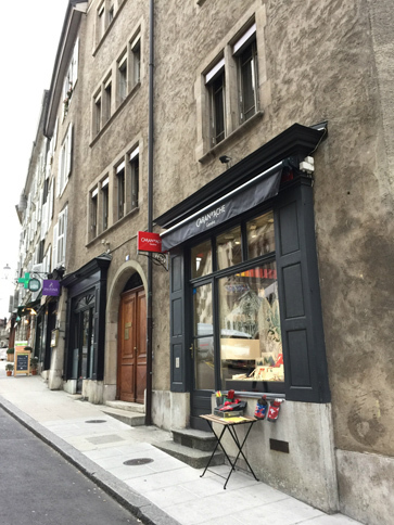 スイス・ジュネーブ旧市街にあるカランダッシュ直営店。毎年3月、モーターショーのあとのお楽しみである。