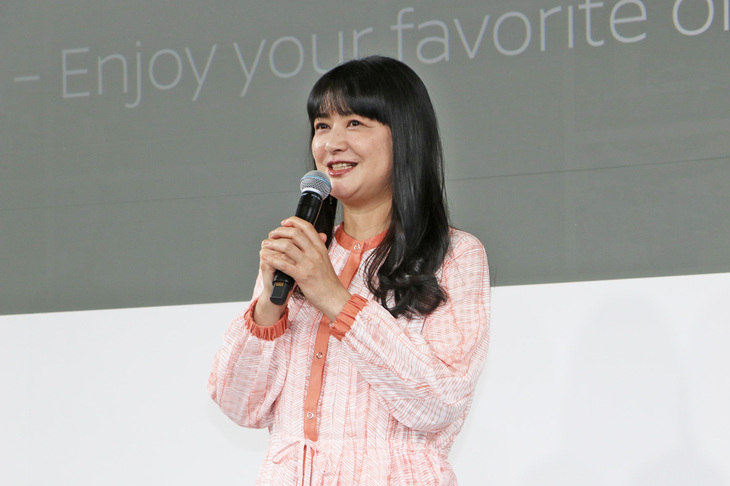 マイカーである「シーマ」のレストアについて、日産や応援してくれたファンへの感謝を述べる伊藤かずえさん。