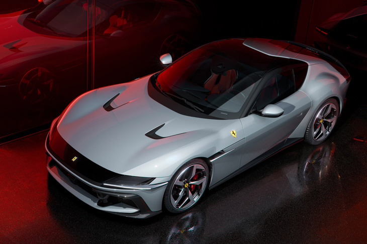 「12チリンドリ」のボンネットを見ると、左右フェンダーの峰の間は“平野”といった感じで、画像で見る限り一面に低い印象だ。従来モデルとは、趣が大きく異なる。