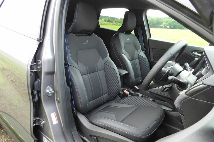 「エスプリ アルピーヌ」のバイオスキン＆ファブリックのコンビシート。BセグメントのコンパクトSUVとは思えない、手の込んだ仕立てだ。