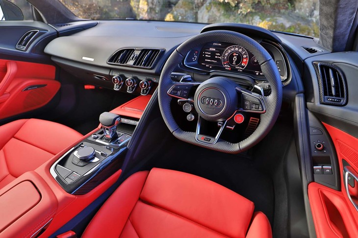 「モノポスト（1人乗り）」と名付けられたコックピットは、レーシングカーをイメージしたもの。メーターフードの両サイドから伸びたパネルで運転席を囲んでいる。