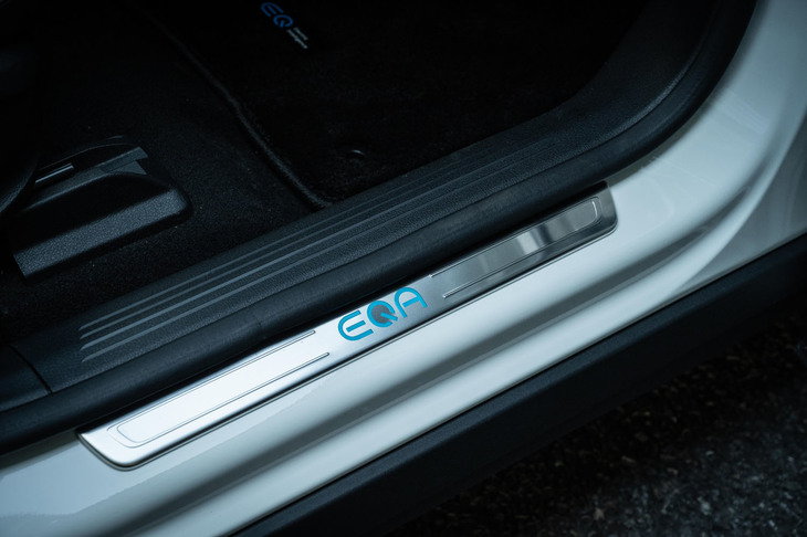 メルセデス・ベンツEQA250（フロントドアシル）