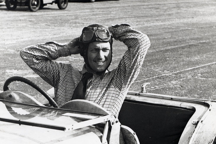 自身の手がけたレースカーに乗り、草レースに臨む若き日のコーリン・チャップマン。
