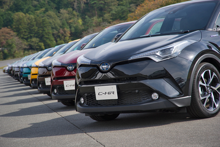試乗会場に並んだ、「C-HR」のプロトタイプモデル。市販モデルでは、全8色のボディーカラーが選べる。