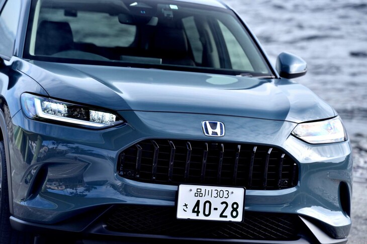 フロントマスクは既存のホンダ車のどれにも似ていない。縦桟のグリルはマセラティのようだ。