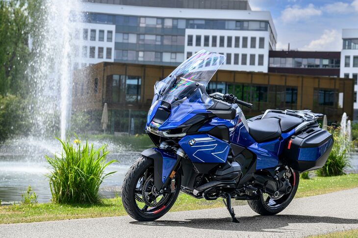 巨大なウインドスクリーンを備えたツーリングモデル「R1300RT」。こちらも新開発の車体に1.3リッターボクサーツインエンジンを搭載している。