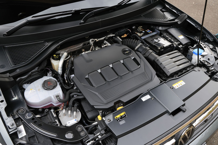「TロックTDI 4MOTION」には、最高出力150PS、最大トルク360N・mを発生する最新世代の「2.0 TDI」エンジンが搭載されている。排ガス中のNOxを浄化する尿素SCRが2カ所に設置された“ツインドージングシステム”を採用。FWD仕様の2.0 TDIに比べて、最大トルクが20N・m強化されているのも特徴だ。