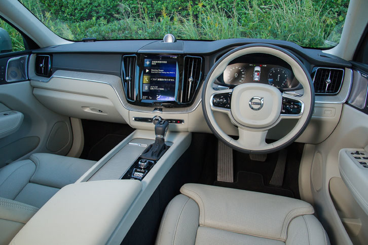 インテリアについては、物理的なボタンやスイッチ類を削減。多くの操作は、センターコンソールのタッチパネルで行うようになっている。