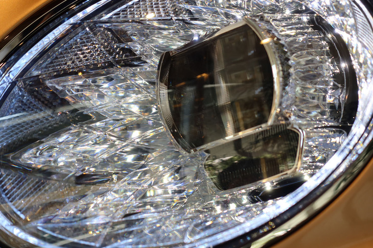 ベントレー・ベンテイガEWBアズール ファーストエディション（ヘッドランプ）