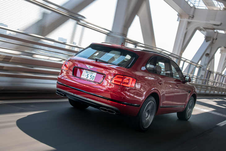 公道での走行において、W12モデルとV8モデルの動力性能は誤差といっていい範囲のもの。もちろんどちらも速さに不満などない。