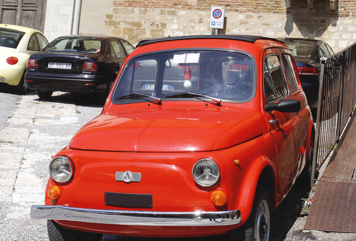 ステファノ氏の愛車は、「アウトビアンキ・ジャルディニエラ」である。バッジも「FIAT」でなく、「Autobianchi」の「A」マークだ。