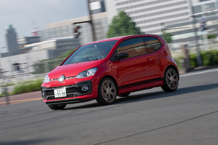 足まわりについてはダンパーの減衰特性やコイルスプリングのバネ定数、スタビライザーの径などを変更したほか、アーム類についても剛性を強化。運動性能を向上させている。