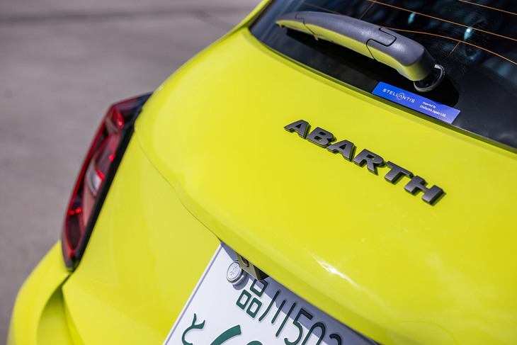 今回は、5万5000円の有償オプションとなる「アシッドグリーン」のボディーカラーをまとった「アバルト500eツーリスモ ハッチバック」に試乗した。車両本体価格は615万円。購入時にはCEV補助金と地方自治体からの補助金が交付（要申請）されるほか、エコカー減税などの優遇措置が受けられる。