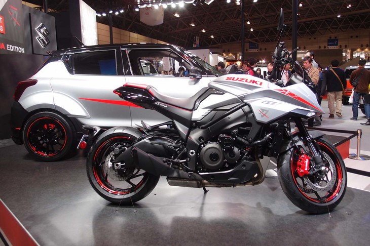 ズキのオートバイ「カタナ」（写真手前）と、「スイフトスポーツ カタナエディション」（同奥）。