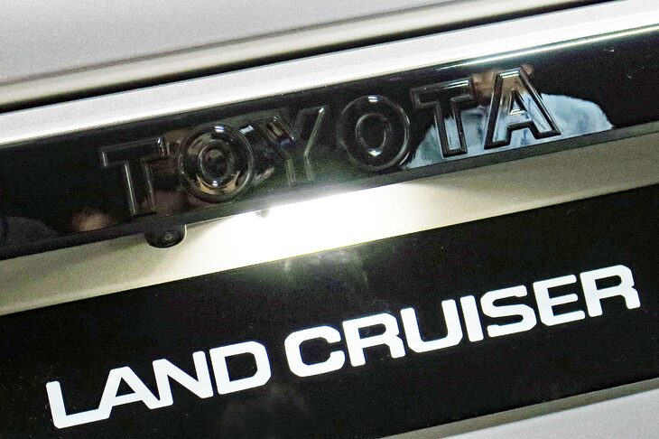 トヨタ・ランドクルーザー“250”（「TOYOTA」ロゴ）