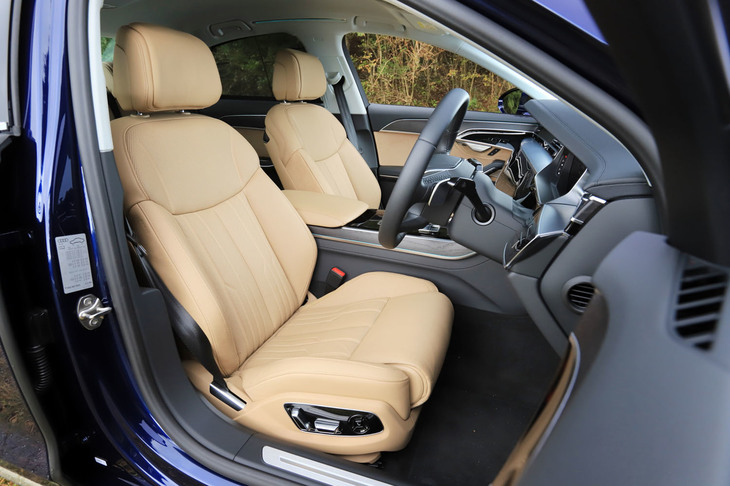 バルコナレザーで仕立てられたシート。オプション「コンフォートパッケージ」を選択した試乗車の前席にはベンチレーションマッサージ機能が備わる。
