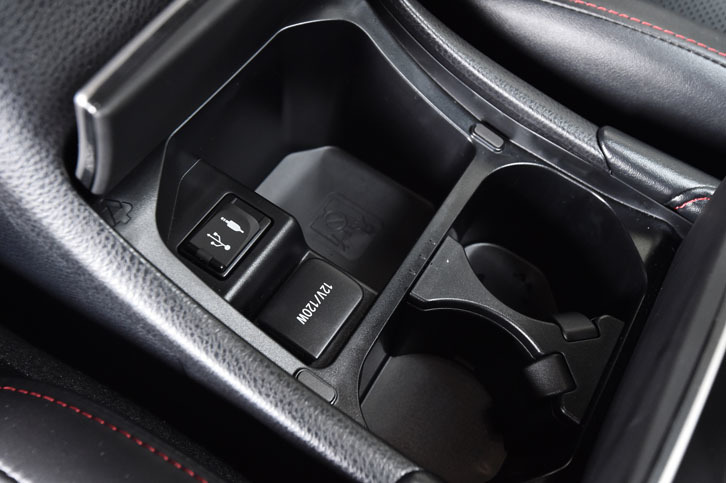 センターコンソールの小物入れには、カップホルダーのほかにUSBやAUXのコネクターが備わる。