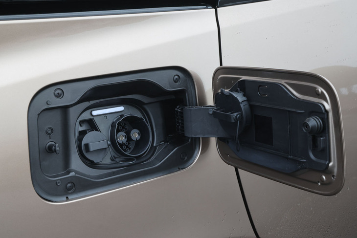 右リアフェンダーに配置される充電ポート。普通充電に加え、急速充電にも対応する。最大出力50kW以上の急速充電器を使った場合、満充電量の80％までの充電時間は約38分と公表される。