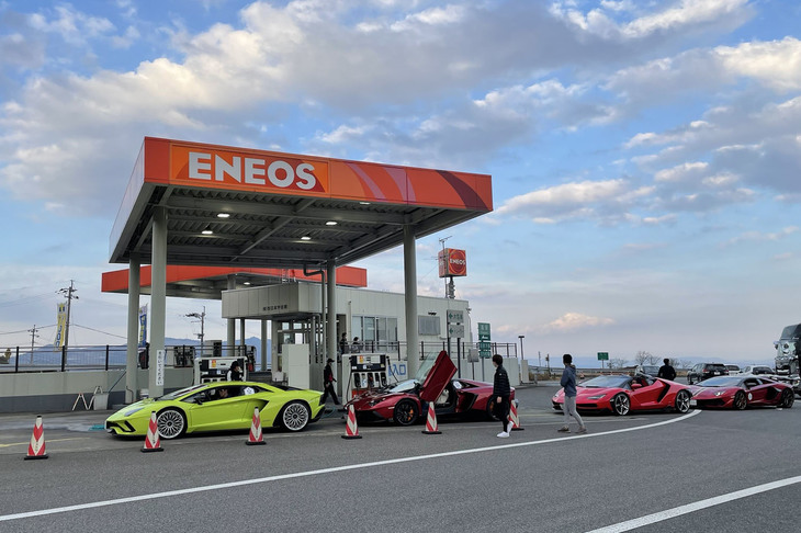 途中で立ち寄ったサービスエリアのガソリンスタンド。30台近くのランボルギーニが給油待ちしている光景は圧巻だった。