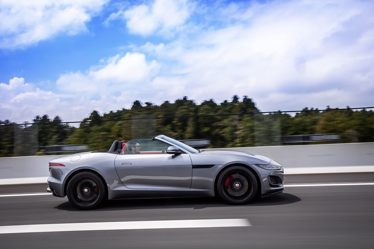 「Fタイプ」には「スポーツ」「ダイナミック」「雨／氷／雪」の3種類から選択できるドライブモードが設定されている。「ダイナミック」モードではサスペンションが硬めのセッティングになると同時に、エキゾーストノートのボリュームとスロットルレスポンスがアップする。