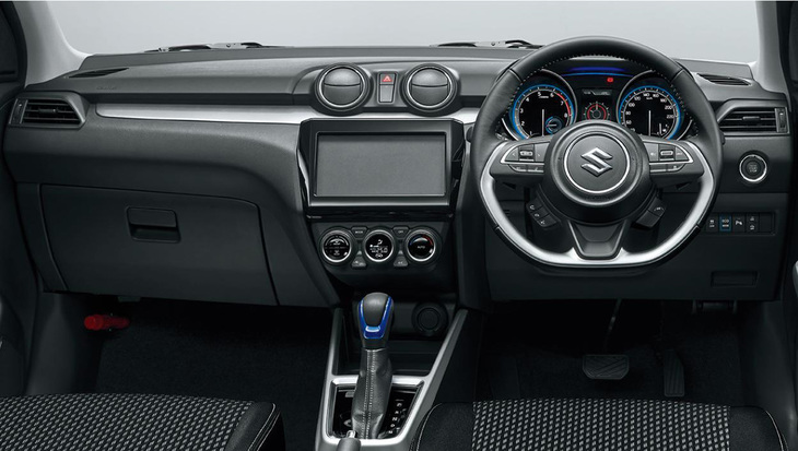 ブルーの加飾を施したシフトノブやブルーイルミネーションのメーターが採用される「スイフト ハイブリッド」。エンジン回転計の内側には、モーターの作動状態を表示するモーターパワーメーターが搭載される。