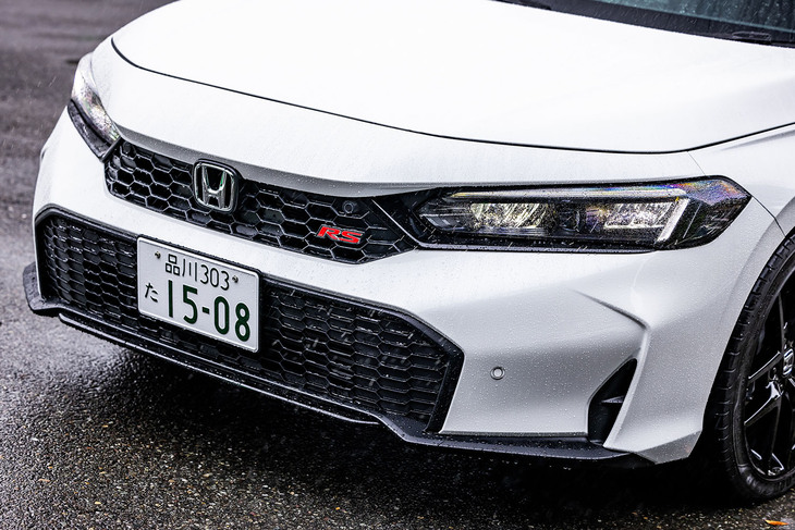 今回のマイナーチェンジで「シビック」のフロントフェイスは、センターグリルが下広がりに、バンパー内のロアグリルが上広がりにデザイン変更された。「シビックRS」はヘッドライトガーニッシュとロアグリルがグロスブラックとなり、スポーティーな印象に仕上げられている。