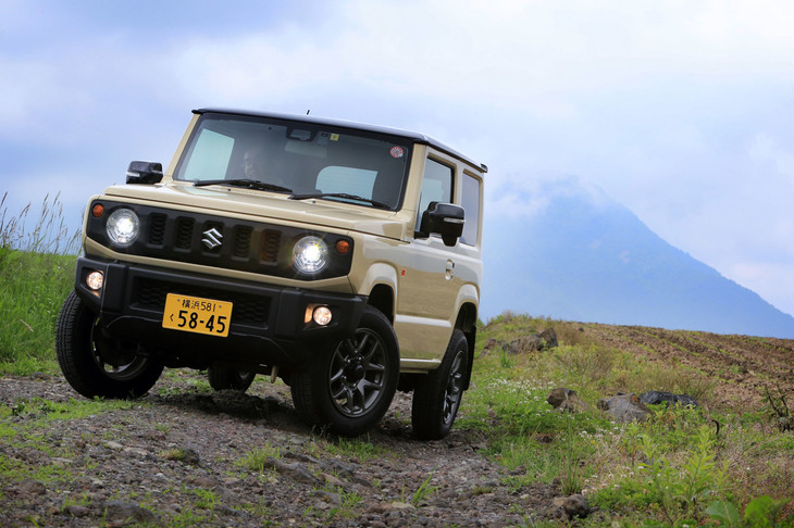 今なおオフロード第一の姿勢をつらぬく「スズキ・ジムニー」と「メルセデス・ベンツGクラス」。ボディー・オン・フレームの車両構造や大きな“3アングル”、副変速機付きの4WD機構などは、いずれもFFベースのSUVには見られない両車の特徴となっている。