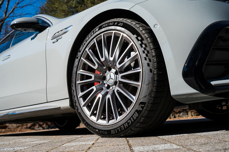 タイヤ＆ホイールはフロントが265/40R20で、リアが295/35R20。この試乗車はミシュランの「パイロットスポーツ4 S」を履いていた。