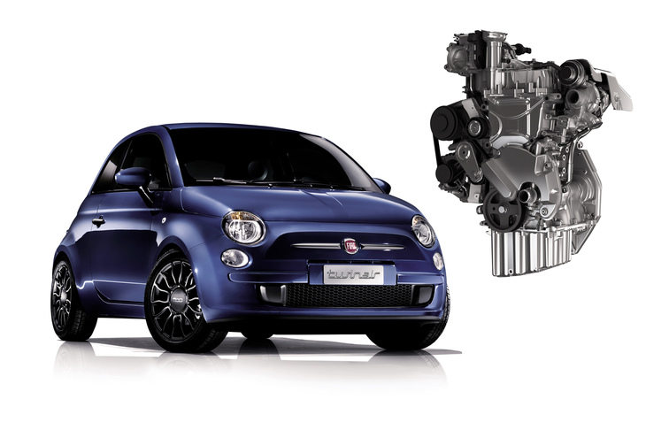 フィアットのコンパクトモデル「500」と、同車に搭載される0.9リッター直2ターボエンジン「ツインエア」。Bセグメント以下のモデルでは、排気量のダウンサイジングに加え、3気筒や2気筒へのレスシリンダー化も進んでいる。