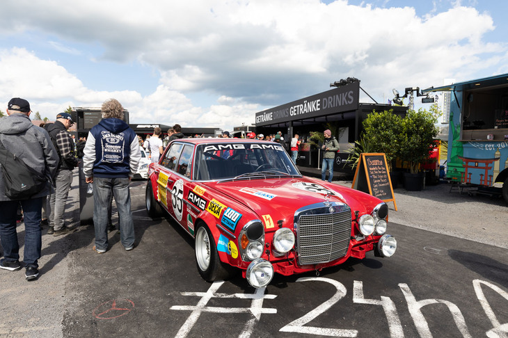 サーキットの敷地内には、ワークス体制で参戦する各メーカーがブースを構えている。メルセデスAMGのブースは、砂利の広場を舗装してサーキットを模してしまう気合の入れよう。