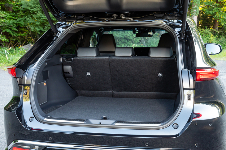 荷室の容量は408リッター。テールゲートが寝ているのは仕方ないところで、床面積はたっぷりと確保されている。