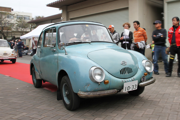 元気に自走で会場を後にしようという「スバル360」。本来はフロントフードもアルミ製だが、この個体ではスチール製に替えられているとのこと。言われてみれば、フードは周囲とは色味が異なっている。