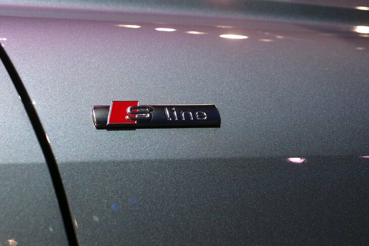 アウディQ4 40 e-tron Sライン（フロントフェンダー部のエンブレム）