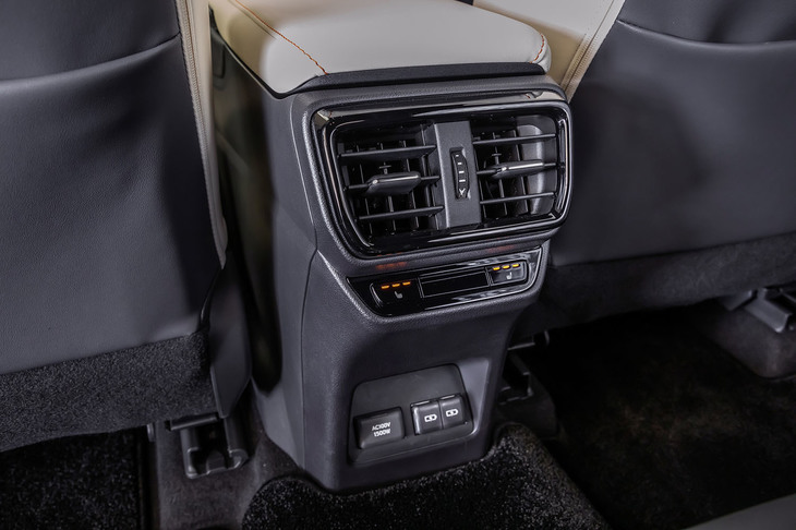 NX450h＋“バージョンL”（後席用エアコン吹き出し口）