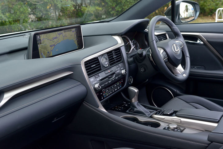 スポーティーグレード“Fスポーツ”には、ディンプル加工を施した本革製のステアリングホイールやシフトノブ、アルミニウムのオーナメントパネルなどが備わる。