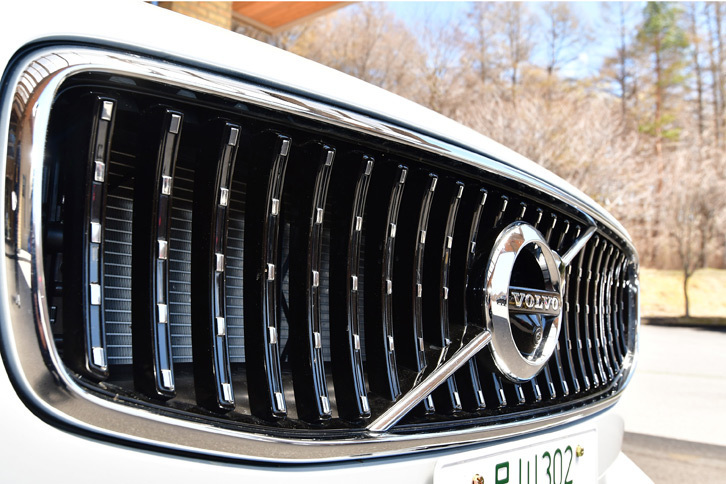 「V90クロスカントリー」専用となるクローム仕上げのフロントグリル。内側にへこんだ縦リブの上に5つのスタッドが付いている。