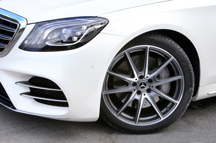 ホイールのサイズは標準で18インチ。パッケージオプション「AMGラインプラス」を装着した試乗車には、10スポークの20インチホイール（写真）が装着されていた。タイヤの銘柄は「ピレリPゼロ」。