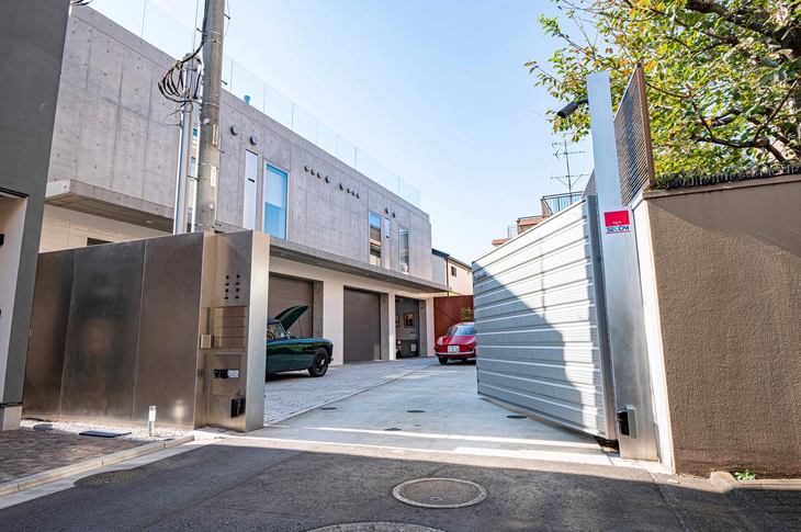 住宅地の中のガレージハウス。扉が開かなければ、その存在に気づくことはないだろう。