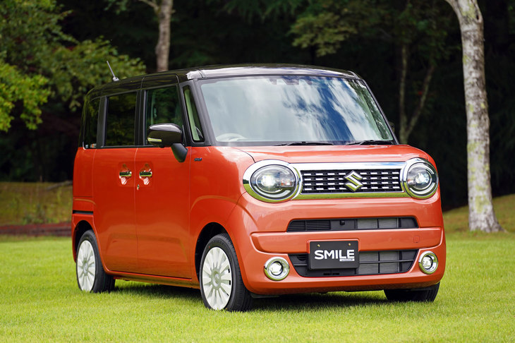 2021年9月に発売された「スズキ・ワゴンRスマイル」。「ワゴンR」と「スペーシア」の間に位置する、新しい軽ハイトワゴンだ。