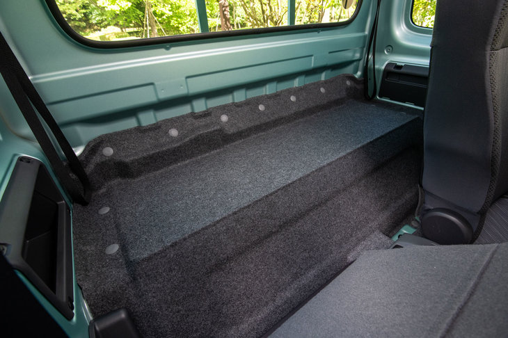 シート後方の“荷物置き”。両サイドを見ると、右側にはサイドポケットが設けられており、左側はジャッキなどをしまうスペースとなっていた。