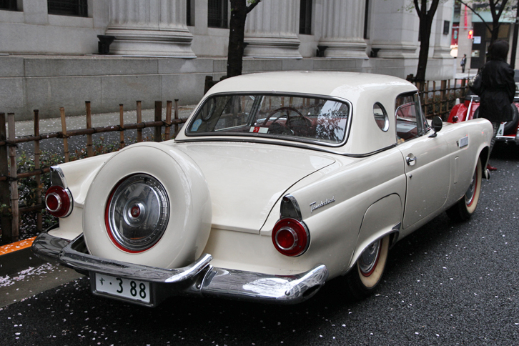 1956年「フォード・サンダーバード」。通称Tバードことサンダーバードの初代モデル。デビューは1955年で、この56年型からスペアタイヤを背負った。