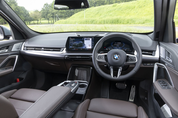 フローティング式のセンターコンソールと2つのスクリーンを並べた「カーブドディスプレイ」が新世代感を漂わせる。